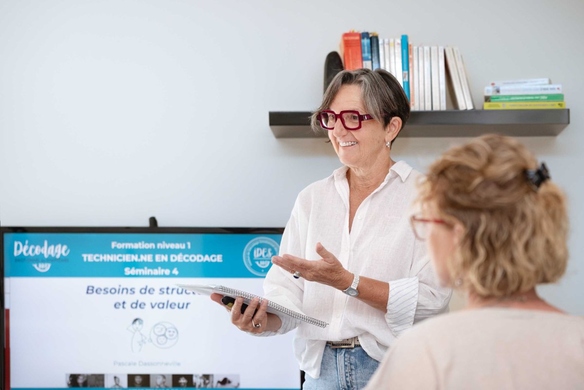 Formation « Besoins de structure et de valeur » – Pascale Dassonneville Pascale Dassonneville en pleine formation sur les besoins de structure et de valeur